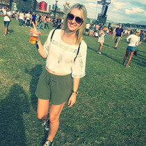 Free porn pics of Heiße Festivalschlampen von einer emhr ? 14 of 23 pics